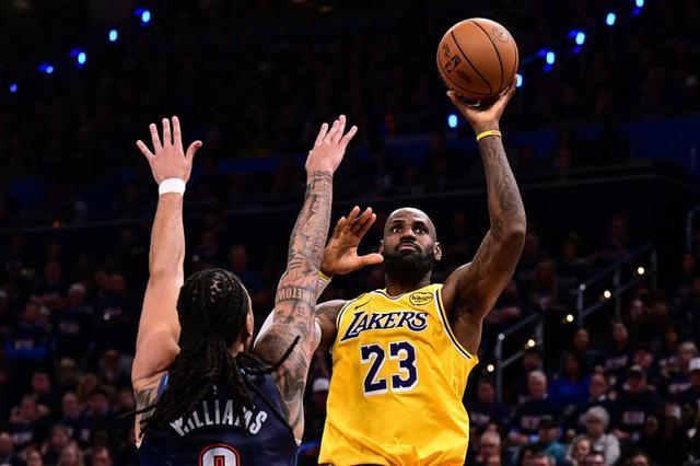 华体会中国-NBA季后赛｜湖人再度不敌雷霆，赛后全队找裁判理论